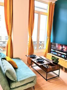 Televízia a/alebo spoločenská miestnosť v ubytovaní Le Cosy Central Moderne et Chaleureux