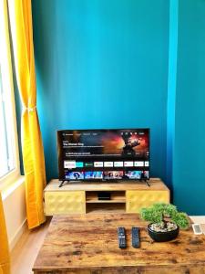 Televízia a/alebo spoločenská miestnosť v ubytovaní Le Cosy Central Moderne et Chaleureux