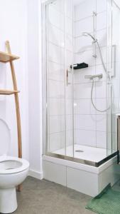 Kúpeľňa v ubytovaní Le Cosy Central Moderne et Chaleureux + 12 fotografií