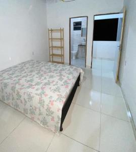 1 dormitorio con 1 cama en una habitación en Casa em Paripueira, en Paripueira