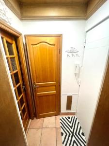 - un couloir avec une porte en bois dans l'établissement Incroyable appartement parisien - Batignolles, à Paris