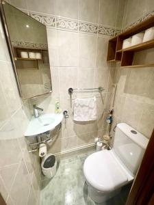 La petite salle de bains est pourvue de toilettes et d'un lavabo. dans l'établissement Incroyable appartement parisien - Batignolles, à Paris