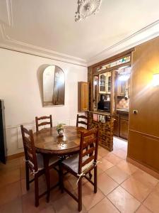 a dining room with a table and chairs and a kitchen at Incroyable appartement parisien - Batignolles in Paris