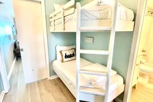 a bedroom with bunk beds in a room at Perdido Sky 72 in Perdido Key
