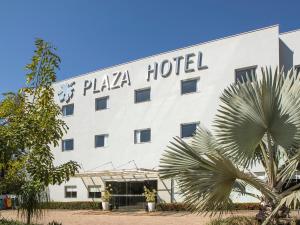 a hotel with a sign on the side of it at Valinhos Plaza Hotel in Valinhos