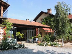A garden outside Cascina La Commenda