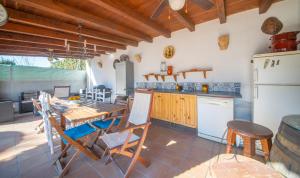 a kitchen and dining room with a table and chairs at R138 Casa Jessy con gran jardin, piscina y AC in Calafell