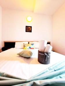 um quarto com uma cama com um relógio na parede em Hotel Veronica em Eforie Nord
