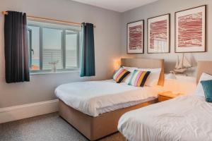 Duas camas num quarto com uma janela em Gracellie Hotel em Shanklin