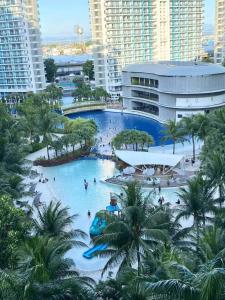 uma grande piscina num resort com pessoas em The Bahama Hammock - Azure PH em Manilla