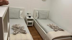 2 camas individuales en una habitación con faldas en Villa linda, en Playa Blanca