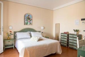 a bedroom with a bed and a dresser and a window at Villa Arizona in Milano Marittima
