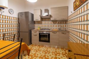 een keuken met een fornuis en een koelkast bij Villetta Kennedy in Ispica