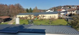 eine Gruppe von Sonnenkollektoren auf dem Dach eines Gebäudes in der Unterkunft 10 Personen Ferienwohnung i. Odw in Mörlenbach