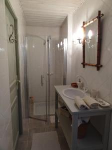 uma casa de banho com um lavatório e um chuveiro em A l'Ombre du Tilleul em Giverny