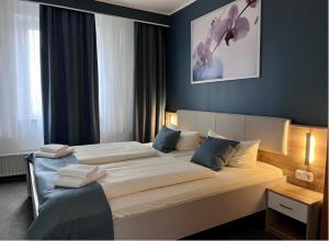 a bedroom with a large bed in a room at Hotel & Restaurant Wiggers in Bad Oldesloe