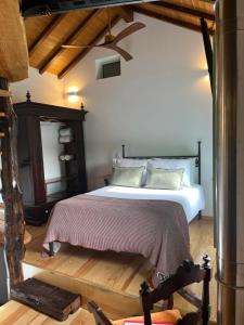 Schlafzimmer mit einem Bett und Holzboden in der Unterkunft Casa da Linha in Amarante