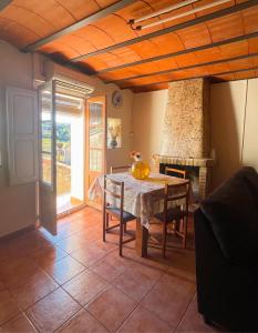 une salle à manger avec une table et une cheminée dans l'établissement Casa del Bueno, à Peralta de la Sal