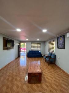 ein Wohnzimmer mit einem Sofa und einem Tisch in der Unterkunft Casa de campo en Portezuelo 