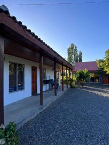 einen Außenblick auf ein Gebäude mit einer Veranda in der Unterkunft Casa de campo en Portezuelo 