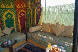 um quarto com uma cama e uma mesa com comida em Araf House em Marrakech
