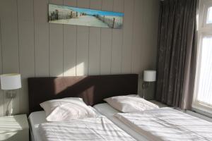 ドンブルグにあるAppartementen Beatrixの壁に絵が描かれたベッドルームにツインベッド2台が備わります。