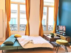 Televízia a/alebo spoločenská miestnosť v ubytovaní Le Cosy Central Moderne et Chaleureux
