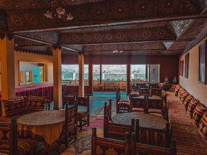 Posezení v ubytování Hôtel LAKASBAH Ait Ben Haddou