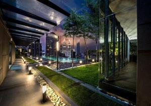 um edifício com vista para uma cidade à noite em Maxhome Premium at Dorsett Bukit Bintang em Kuala Lumpur