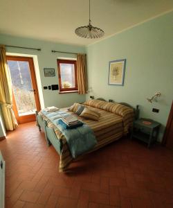 1 dormitorio con 1 cama grande en una habitación en L'Antica Dimora, en Perosa Argentina
