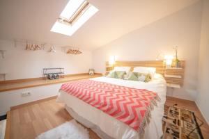 a bedroom with a large bed and a skylight at MyHouseSpain - Precioso Ático con gran terraza centro Usera in Madrid