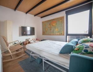 - une chambre avec un grand lit et une télévision dans l'établissement MyHouseSpain - Precioso Ático con gran terraza centro Usera, à Madrid