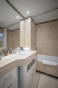 a bathroom with a sink and a bath tub at MyHouseSpain - Precioso Ático con gran terraza centro Usera in Madrid