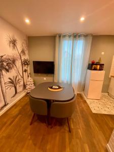 Telewizja i/lub zestaw kina domowego w obiekcie T2 cosy / quartier calme / magasins d’usine a proximité
