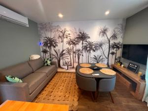 Telewizja i/lub zestaw kina domowego w obiekcie T2 cosy / quartier calme / magasins d’usine a proximité