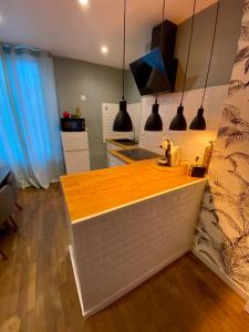 Kuchnia lub aneks kuchenny w obiekcie T2 cosy / quartier calme / magasins d’usine a proximité