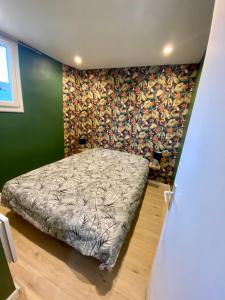 Łóżko lub łóżka w pokoju w obiekcie T2 cosy / quartier calme / magasins d’usine a proximité