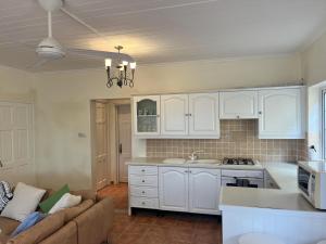 Majoituspaikan Stunning 4-Bed Villa in Gros Islet St Lucia keittiö tai keittotila