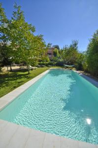 una piscina de agua azul en un patio en Villa Magnolia, en Morciano di Leuca