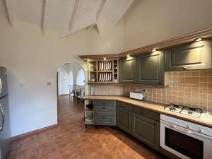 Majoituspaikan Stunning 4-Bed Villa in Gros Islet St Lucia keittiö tai keittotila