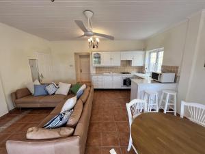 ein Wohnzimmer mit einem Sofa und einem Tisch in der Unterkunft Stunning 4-Bed Villa in Gros Islet St Lucia in Bois dʼOrange