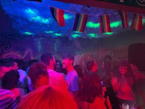 grupa ludzi tańczących na imprezie w obiekcie Chamos Hostel Cultural w mieście Arraial do Cabo