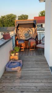 Balkón nebo terasa v ubytování Penthouse "Meerzeit" Kellenhusen mit Strandkorb