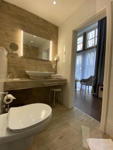uma casa de banho com um WC, um lavatório e um espelho. em Ferienhof Bludnik em Kaupen