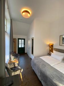 een slaapkamer met een groot bed en een stoel bij Ferienhof Bludnik in Kaupen