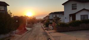 サンアントニオにあるEl Quiscoの夕日を背景に空き道