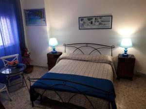 1 dormitorio con 1 cama y 2 lámparas en las mesas en Roma Trastevere Station en Roma