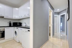 Kuchnia lub aneks kuchenny w obiekcie Stylish Penthouse Duplex at Matchroom Country Club