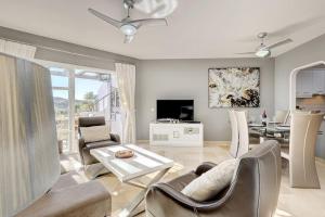 Telewizja i/lub zestaw kina domowego w obiekcie Stylish Penthouse Duplex at Matchroom Country Club