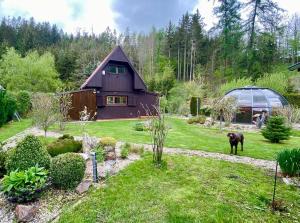 Zahrada ubytování Charming cottage KLARA with Sauna, Nature&Privacy near Prague